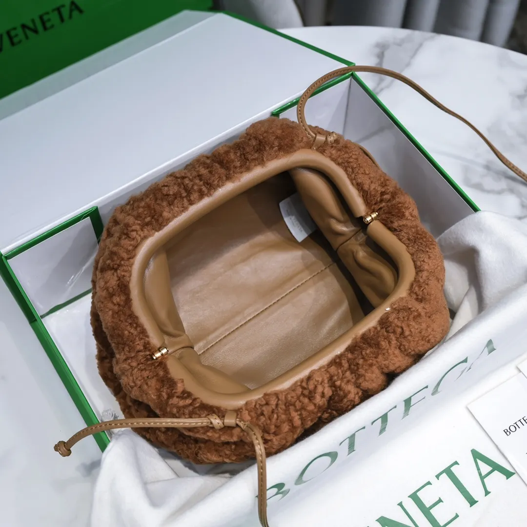 The small caramel 🐱BV pouch is the fluffy version of the cloud bag. It’s here, it’s here, it’s here with the fluff. You’ll know how cute it is when you see the real thing! The soft and fluffy feel is really great. Rua, this year’s furry style, I stand on bv! ! Whether it is a jodie cloud bag or a tote, not all curly teddy fur can be used to make goods. The curl size of the fur directly affects the similarity of the entire bag. Material: full fur and lambskin ➕ lambskin lining is much more expensive than full leather! Again, if you don’t want to develop ZP, of course you have to be willing to spend money ~ 22*13*5,